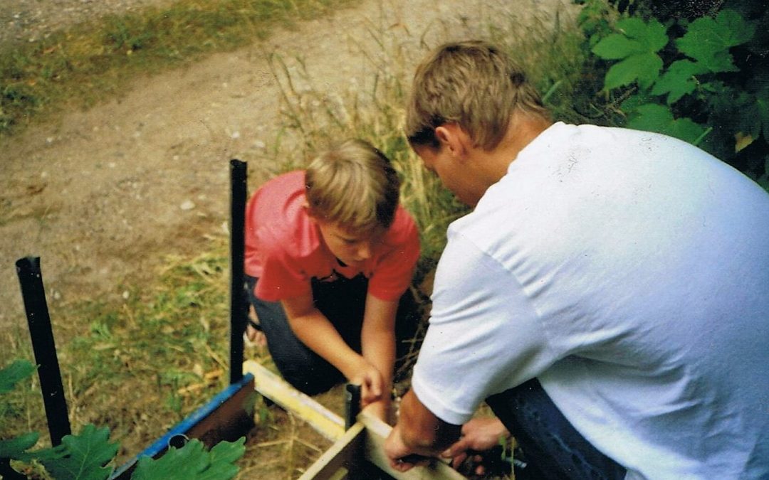 Axel og Holger bygger trappe 2008