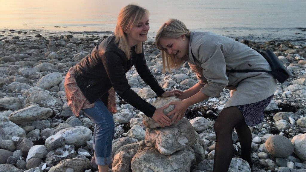 Sofie og Thea bygger stenssøjle